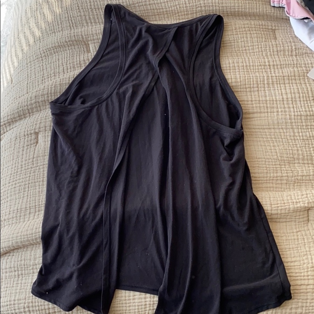 GAPfit black workout tank. Open back.